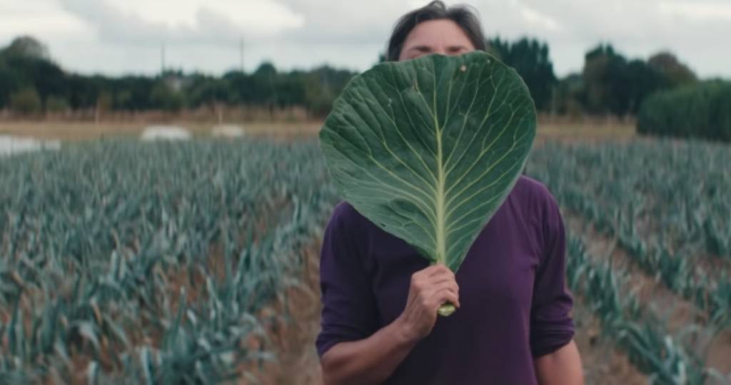Une femme avec une feuille de chou