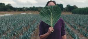 Une femme avec une feuille de chou