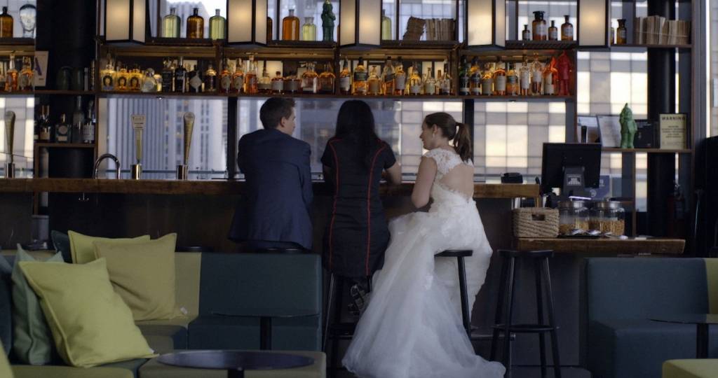 Une femme en robe de marié et un homme dans un bar