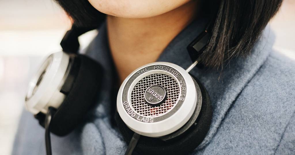 Une femme brune avec un casque audio