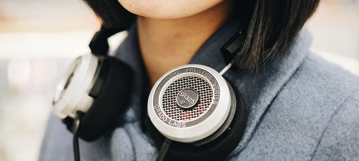 LVMH lance ses podcasts Une femme brune avec un casque audio