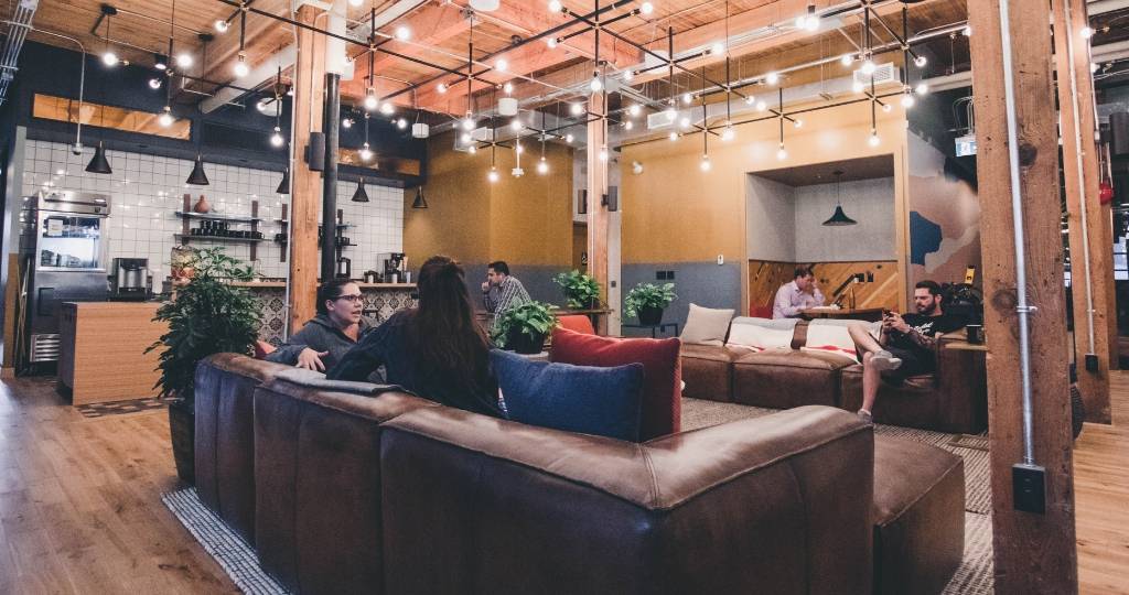 Personnes qui discutent dans un café