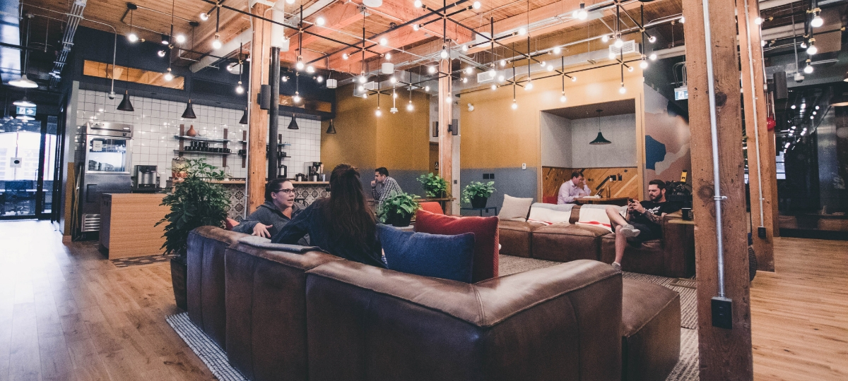 Le Co-Living Summit à Paris Personnes qui discutent dans un café