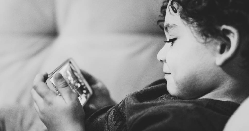 Enfant devant un smartphone