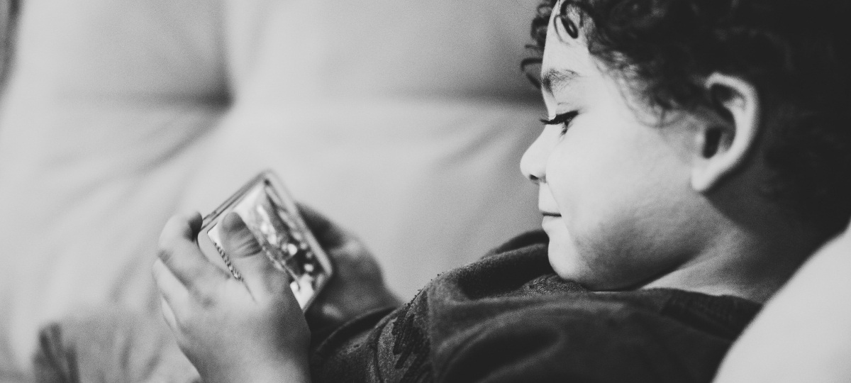 Pas d'écrans avant 3 ans Enfant devant un smartphone