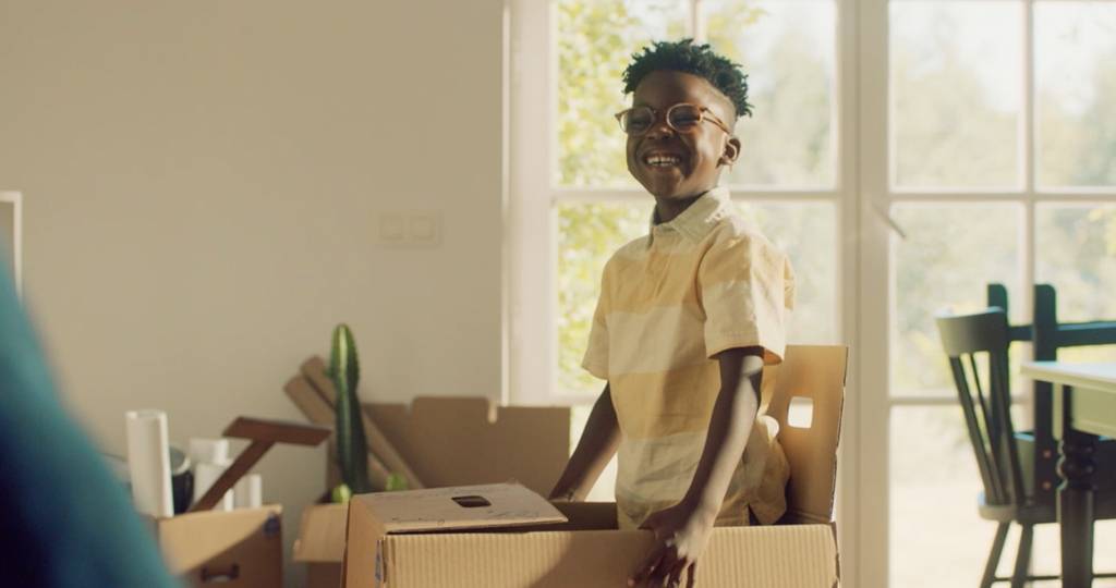 Un enfant qui s'amuse avec un carton