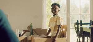 Un enfant qui s'amuse avec un carton