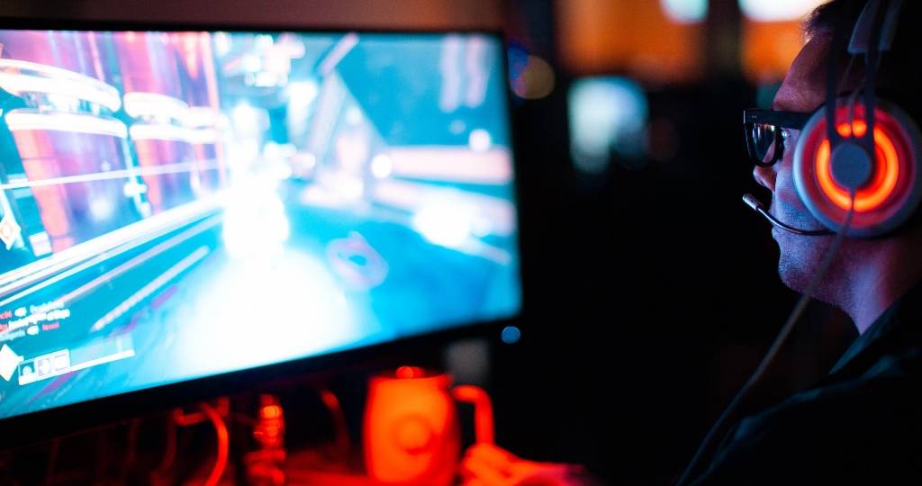 Un homme qui joue à un jeu vidéo