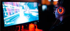 Un homme qui joue à un jeu vidéo
