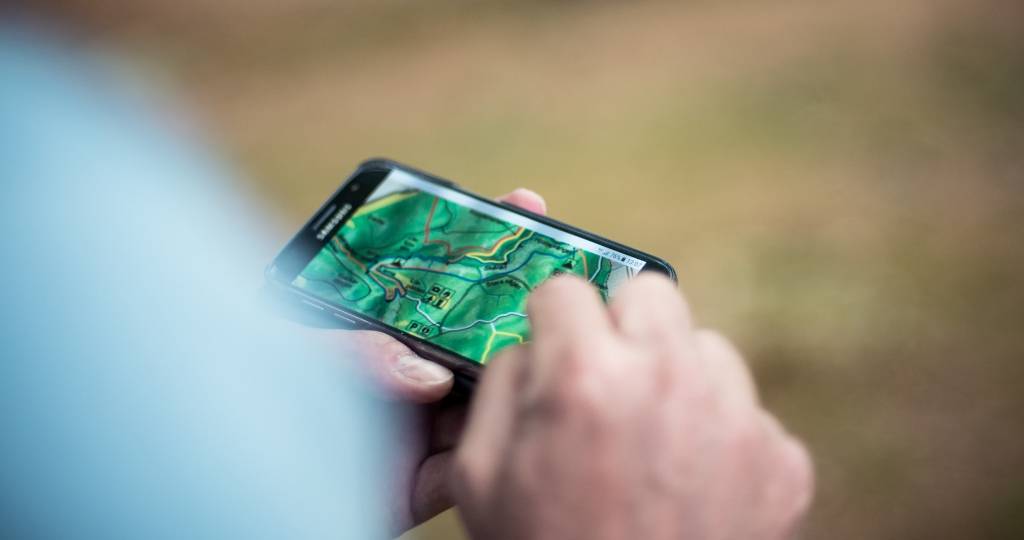 Une main avec un smartphone