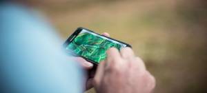 Une main avec un smartphone