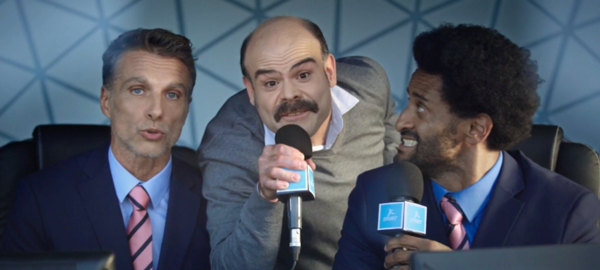 La campagne de sensibilisation contre l'Hepatite C Un homme et deux commentateurs sportifs