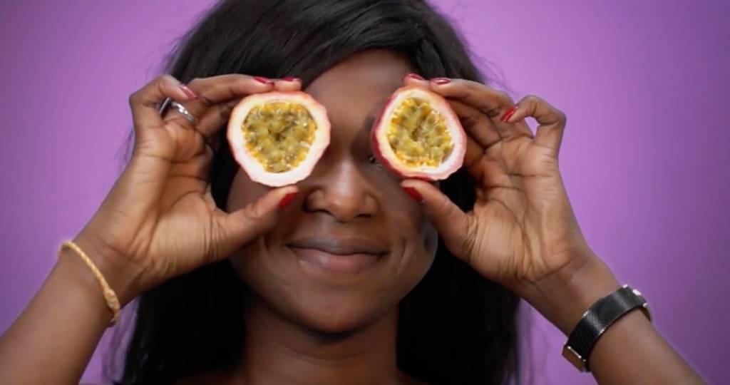 Une femme avec des fruits de la passion sur les yeux