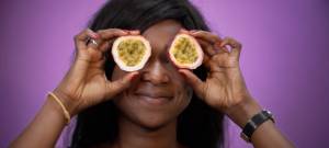 Une femme avec des fruits de la passion sur les yeux