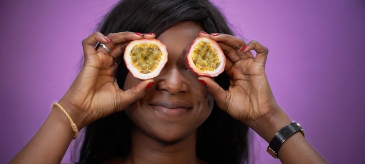La première campagne de pub de Hugo Le Maraîcher Une femme avec des fruits de la passion sur les yeux