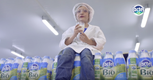 Un enfant sur des packs de lait