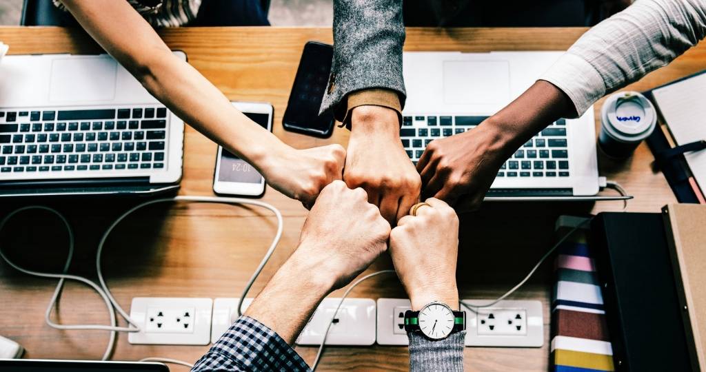 Mains au dessus d'ordinateurs