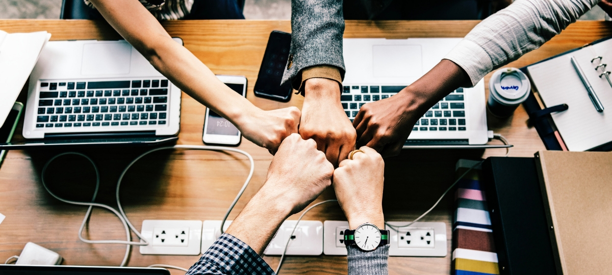 Les meilleurs startups françaises d'après LinkedIn Mains au dessus d'ordinateurs