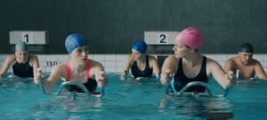 Deux femmes à la piscine en train de faire de l'aquabiking