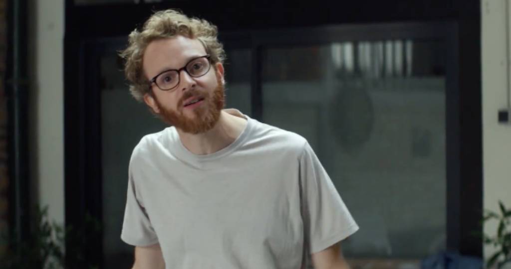 Un homme avec un t-shirt blanc