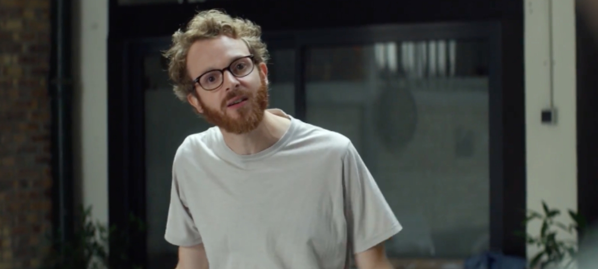 Le Monopoly revient chez MCDonald's Un homme avec un t-shirt blanc