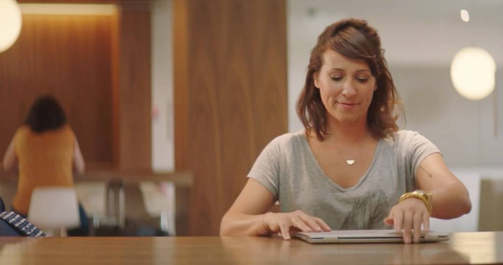 Une femme avec son ordinateur portable