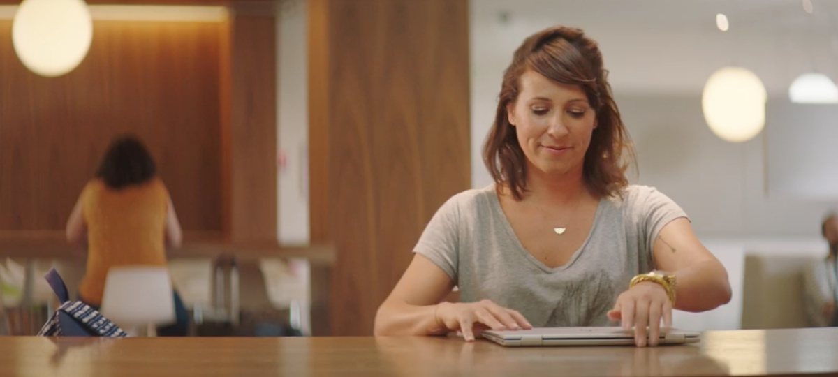 HP donne la parole aux neo-workers Une femme avec son ordinateur portable