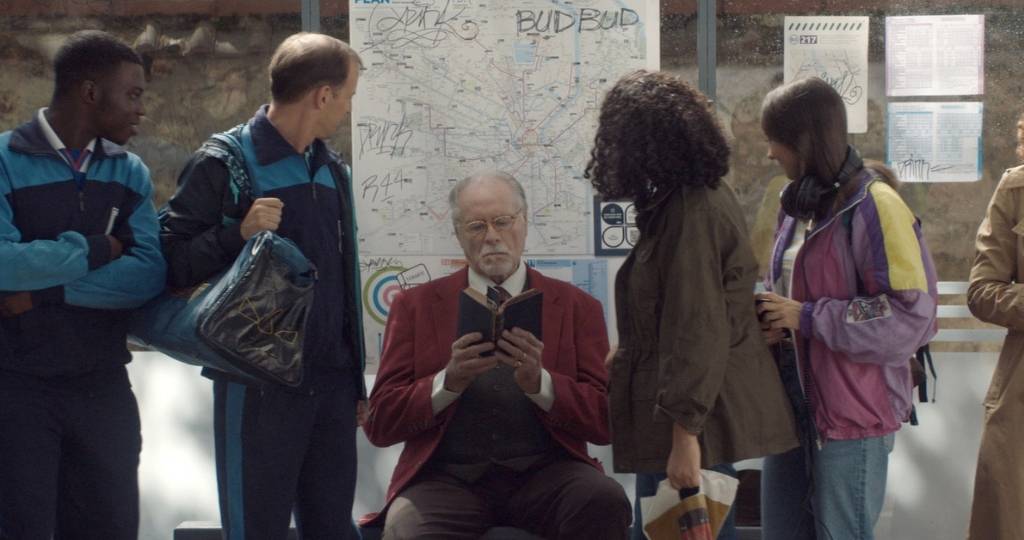 Un homme âgé attend le bus