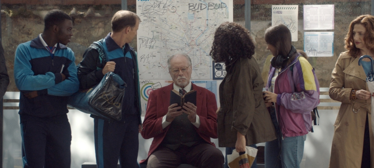 La nouvelle campagne Fnac Un homme âgé attend le bus