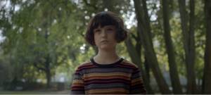 Une petite fille dans le bois