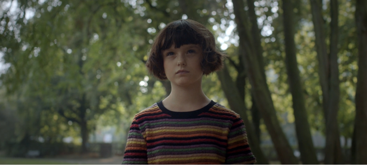 Une petite fille dans le bois
