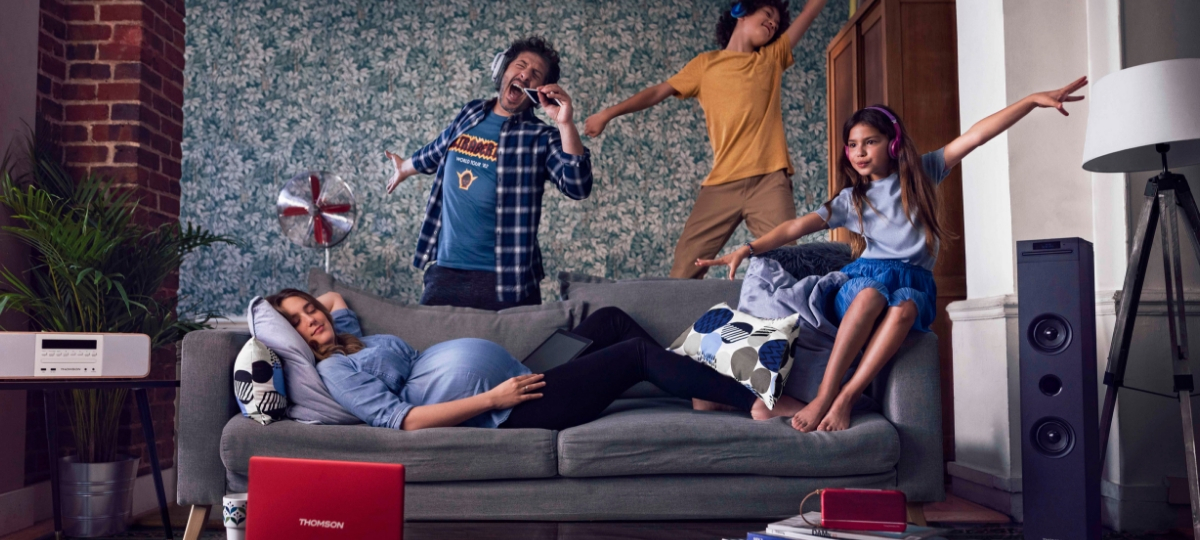 Thomson revient en TV Des gens qui dansent dans leur salon