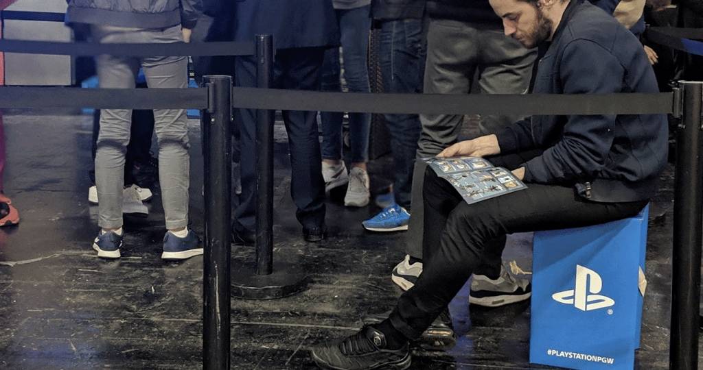 Un homme assis sur un tabouret Playstation