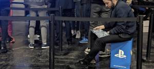 Un homme assis sur un tabouret Playstation