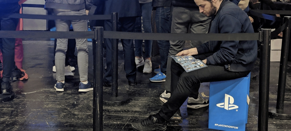 Playstation aide à faire la queue à la Paris Game Week Un homme assis sur un tabouret Playstation