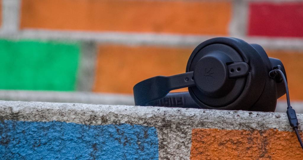 Un casque audio sur un mur coloré
