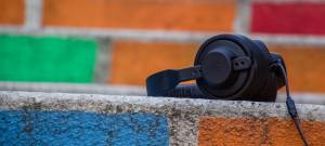 Un casque audio sur un mur coloré