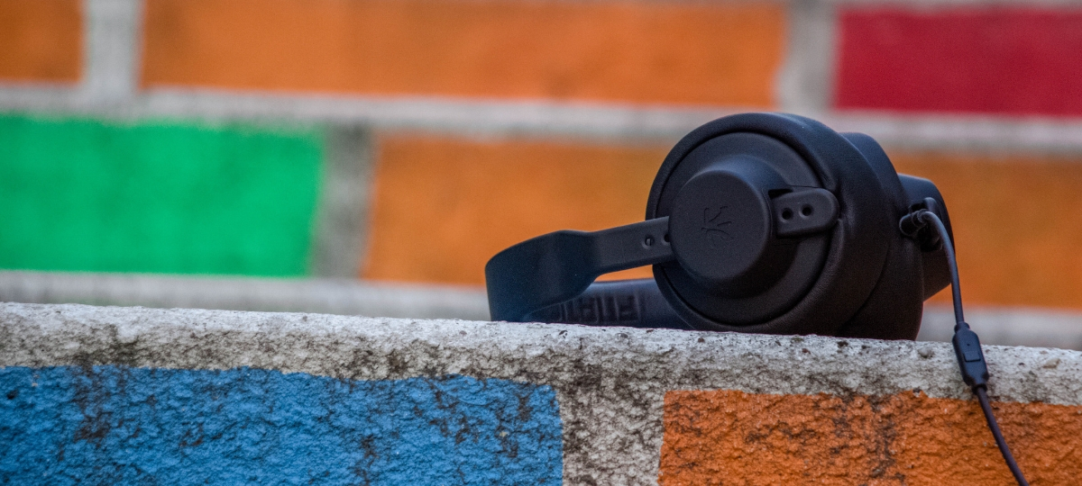 Un casque audio sur un mur coloré