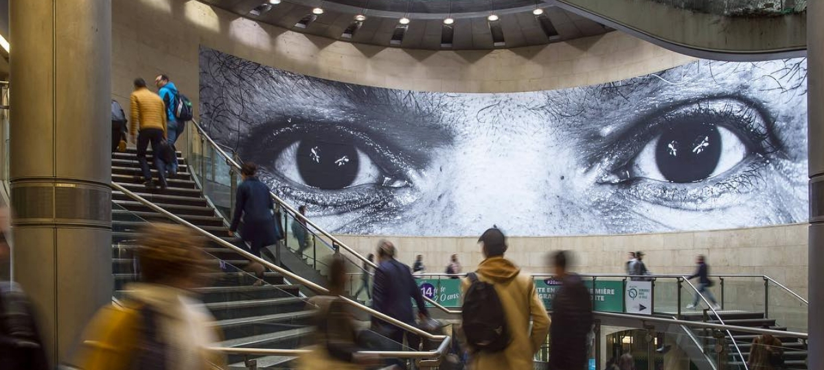 La RATP invite JR sur son réseau Une photo de JR dans la gare Saint-Lazare
