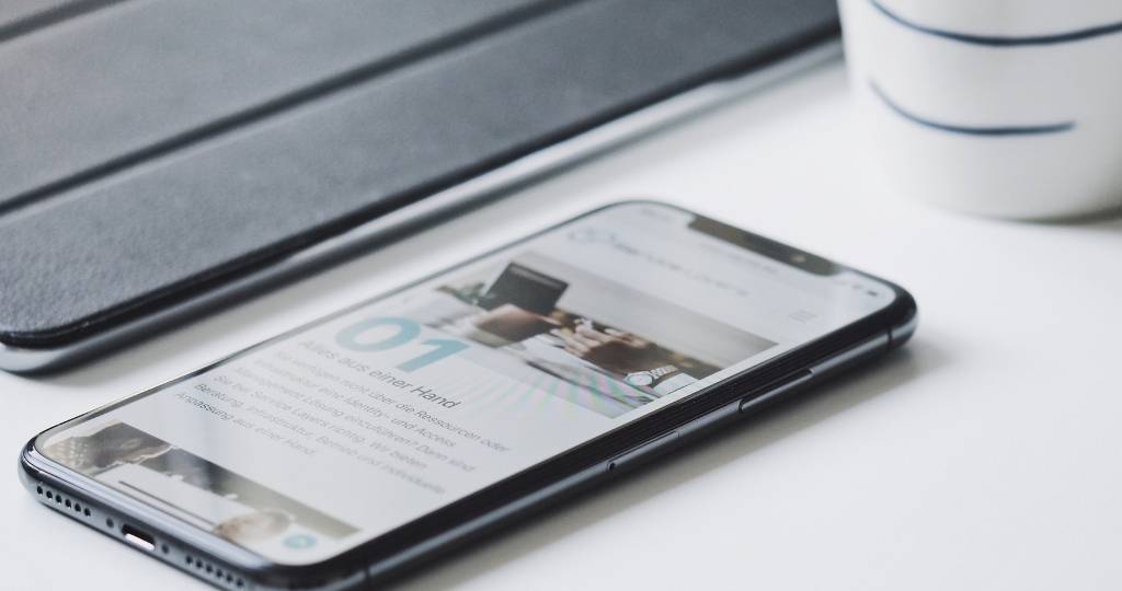 Smartphone sur une table