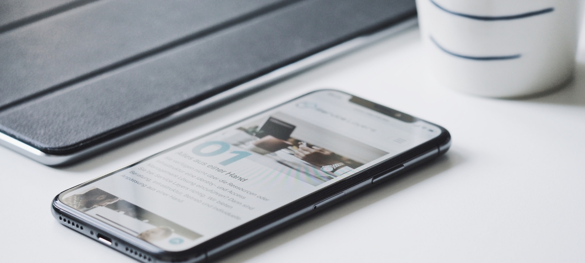 OMD déploie son offre programmatique sur Webedia Smartphone sur une table