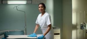 Une femme de ménage dans un hopital