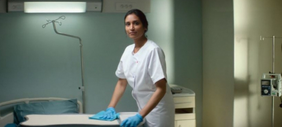 Achak met en valeur les métiers de la propreté Une femme de ménage dans un hopital