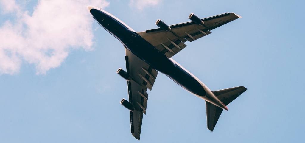 Une avion vu de dessous