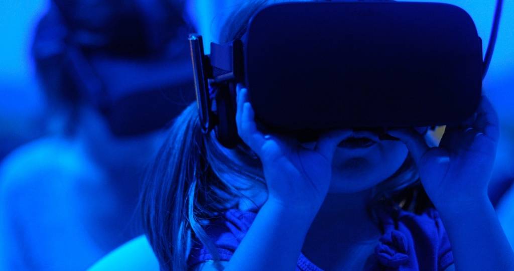 Une petit fille avec un casque de VR