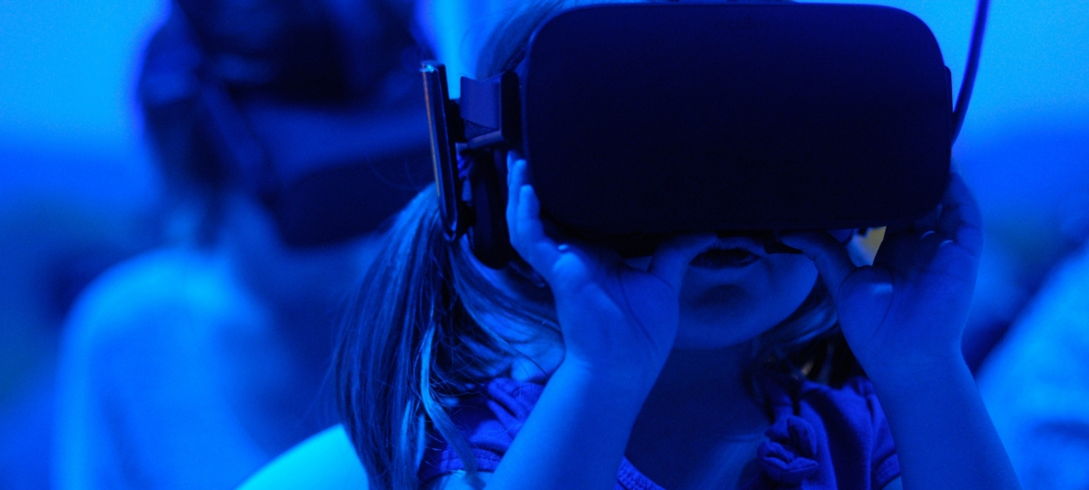 Télé Loisirs lance une rubrique VR Une petit fille avec un casque de VR