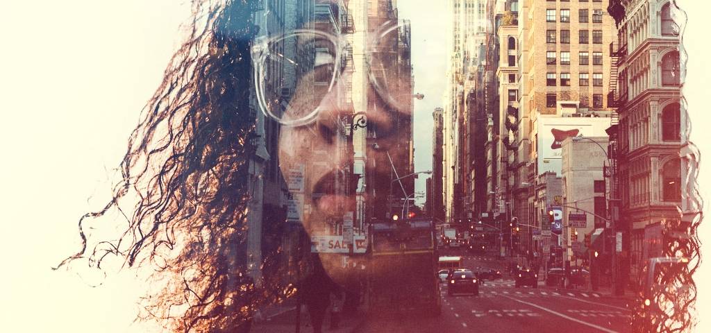une femme avec la ville en arrière plan