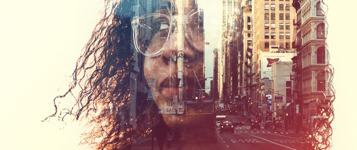 Un événement dédié à la smartcity une femme avec la ville en arrière plan