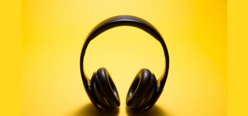 Un casque audio sur fond jaune