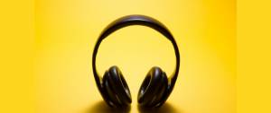 Un casque audio sur fond jaune